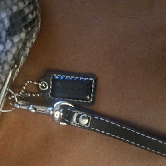 🤩Excellent Coach Snakeskin Kisslock Wristlet🤩 - Picture 2 of 5